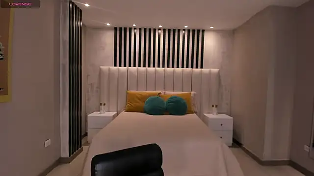 NiaSalvatore online show from 10-04-25, 05:55