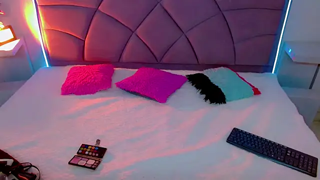 Snapshot of Carolaine01 chatting on 10-10-25, 09:03 Carolaine01 online show from 10-10-25, 09:03