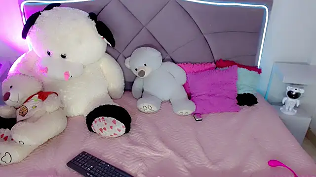 Snapshot of Carolaine01 chatting on 11-14-25, 04:06 Carolaine01 online show from 11-14-25, 04:06