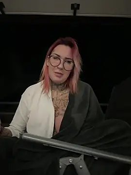 Snapshot of Mia-Fuchs chatting on 02-11-25, 04:55 Mia-Fuchs online show from 02-11-25, 04:55