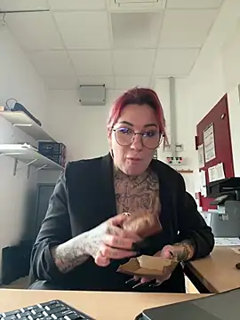 Snapshot of Mia-Fuchs chatting on 02-12-25, 08:27 Mia-Fuchs online show from 02-12-25, 08:27