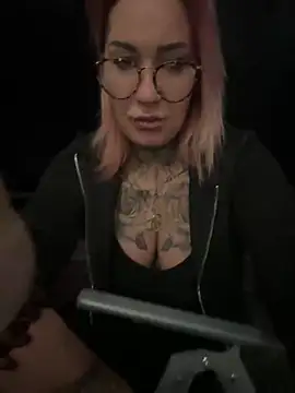 Snapshot of Mia-Fuchs chatting on 03-12-25, 05:02 Mia-Fuchs online show from 03-12-25, 05:02