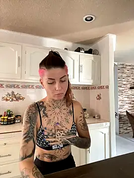 Snapshot of Izy_cute_ chatting on 11-18-25, 05:17 Izy cute online show from 11-18-25, 05:17