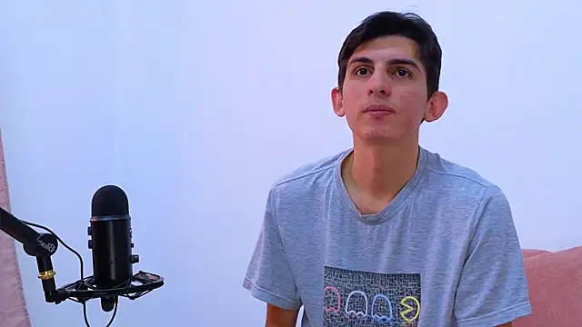 Snapshot of Ana_and_Leo chatting on 02-17-25, 12:27 Ana and Leo online show from 02-17-25, 12:27