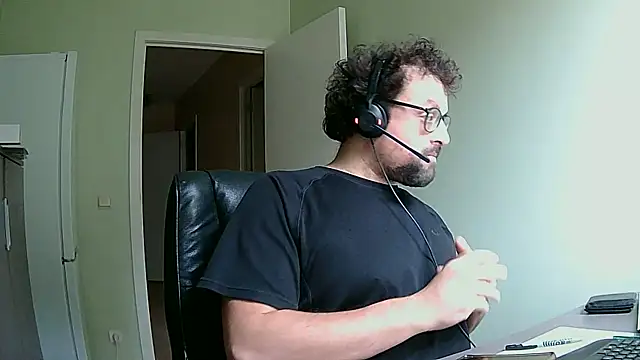 Snapshot of littlehairyman chatting on 10-03-25, 08:11 littlehairyman online show from 10-03-25, 08:11