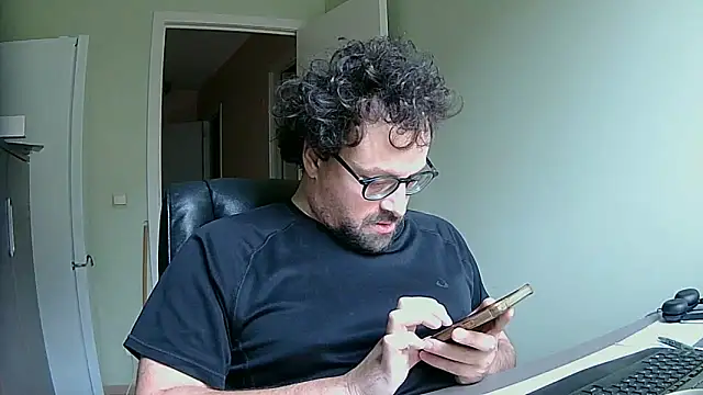 Snapshot of littlehairyman chatting on 10-28-25, 08:40 littlehairyman online show from 10-28-25, 08:40