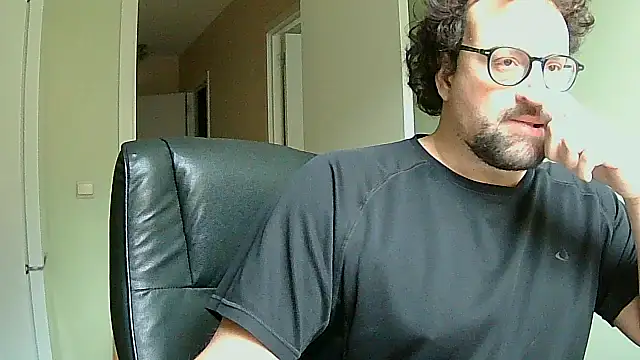 Snapshot of littlehairyman chatting on 10-31-25, 08:04 littlehairyman online show from 10-31-25, 08:04