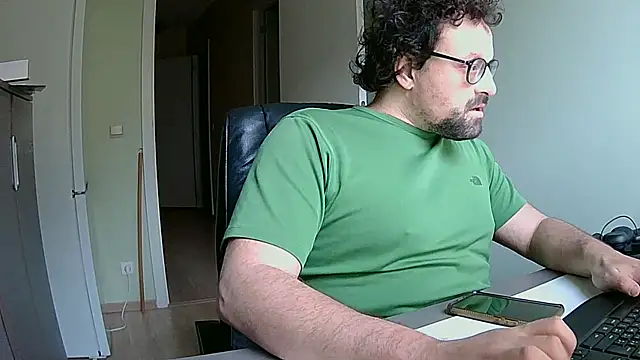 Snapshot of littlehairyman chatting on 11-03-25, 08:26 littlehairyman online show from 11-03-25, 08:26