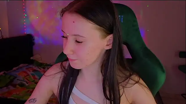 Snapshot of mon_lola chatting on 03-16-25, 05:28 mon lola online show from 03-16-25, 05:28