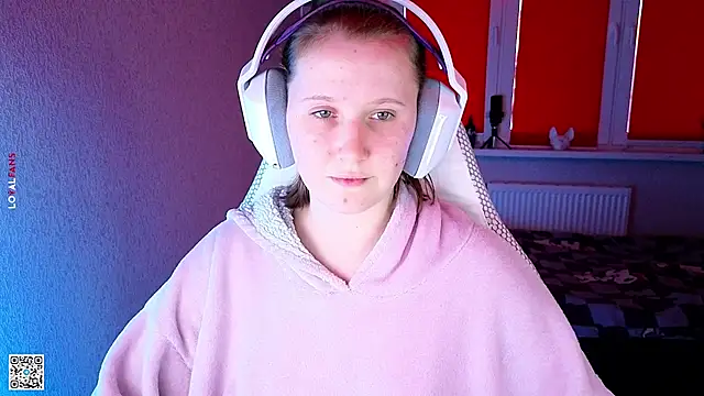 Snapshot of mon_lola chatting on 09-28-25, 02:55 mon lola online show from 09-28-25, 02:55