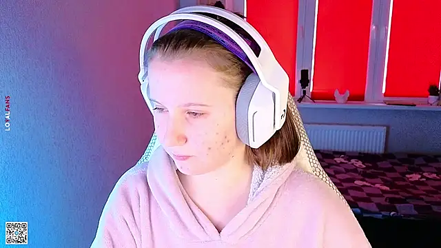 Snapshot of mon_lola chatting on 09-30-25, 11:48 mon lola online show from 09-30-25, 11:48