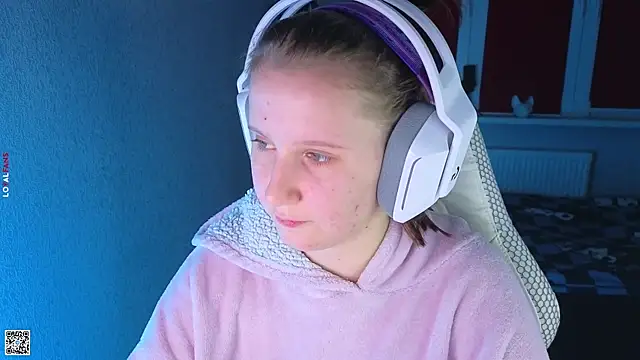 Snapshot of mon_lola chatting on 10-16-25, 03:24 mon lola online show from 10-16-25, 03:24