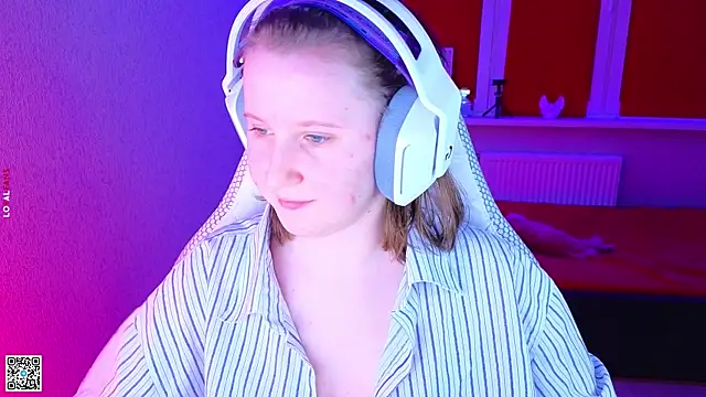 Snapshot of mon_lola chatting on 11-22-25, 02:27 mon lola online show from 11-22-25, 02:27