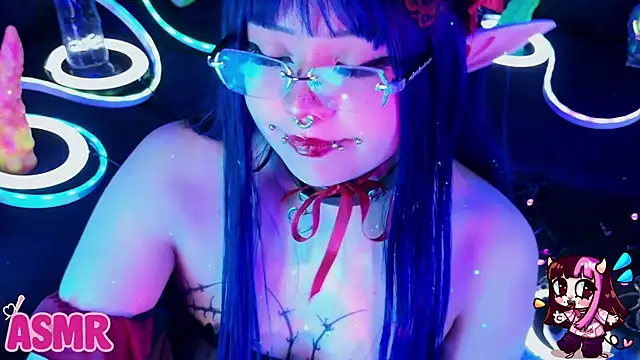 Snapshot of LaytonBox chatting on 05-14-26, 02:35 LaytonBox online show from 05-14-26, 02:35