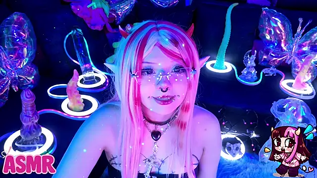 Snapshot of LaytonBox chatting on 06-03-26, 01:46 LaytonBox online show from 06-03-26, 01:46