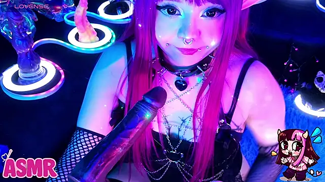 Snapshot of LaytonBox chatting on 06-24-26, 03:00 LaytonBox online show from 06-24-26, 03:00