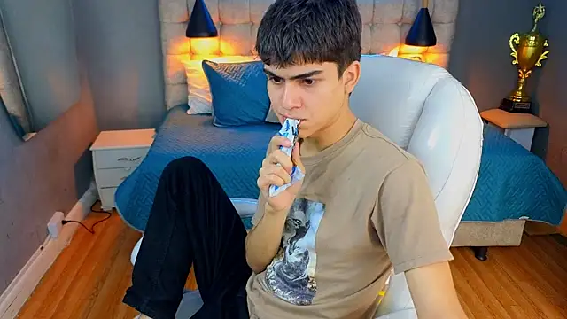 Tommy18   online show from 03-18-25, 04:37