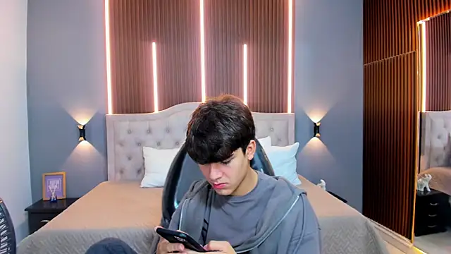 Tommy18   online show from 10-03-25, 03:47