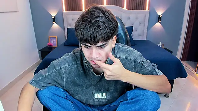 Snapshot of Tommy18__ chatting on 04-19-26, 03:39 Tommy18 online show from 04-19-26, 03:39