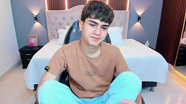 Snapshot of Tommy18__ chatting on 05-21-26, 03:35 Tommy18 online show from 05-21-26, 03:35