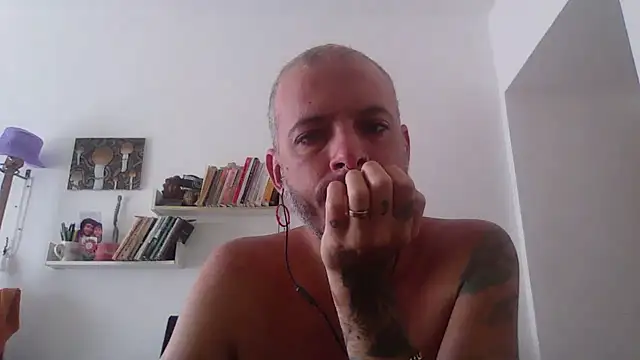 Snapshot of xtrppyx chatting on 10-20-25, 11:32 xtrppyx online show from 10-20-25, 11:32