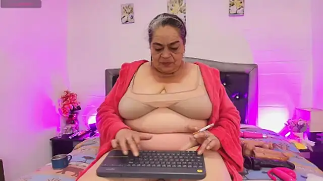 Snapshot of VickyBoobss chatting on 05-29-26, 12:14 VickyBoobss online show from 05-29-26, 12:14