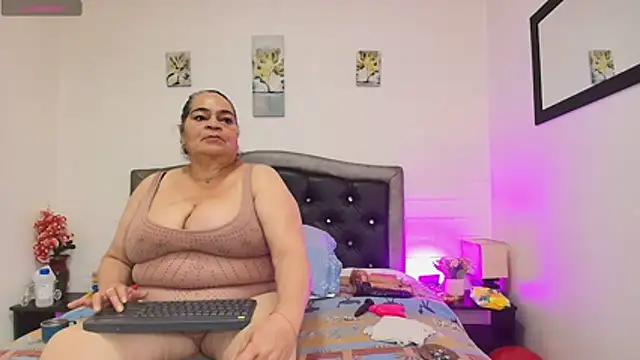 Snapshot of VickyBoobss chatting on 05-31-26, 12:45 VickyBoobss online show from 05-31-26, 12:45