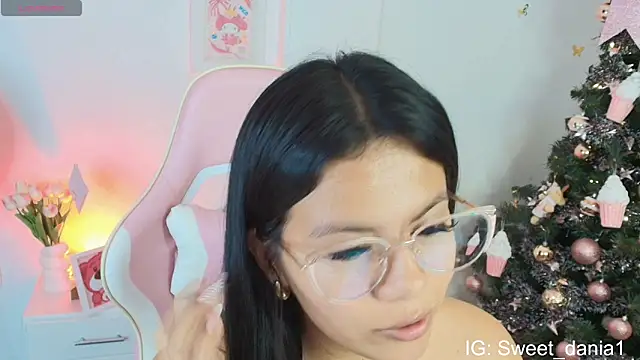 Snapshot of sweet_dania_ chatting on 12-19-25, 03:46 sweet dania online show from 12-19-25, 03:46
