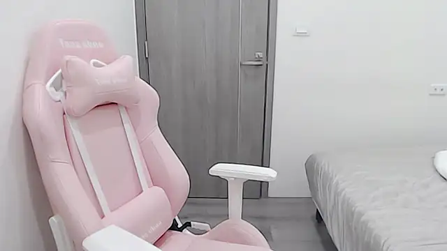 Snapshot of minnie9009 chatting on 10-31-25, 04:19 minnie9009 online show from 10-31-25, 04:19