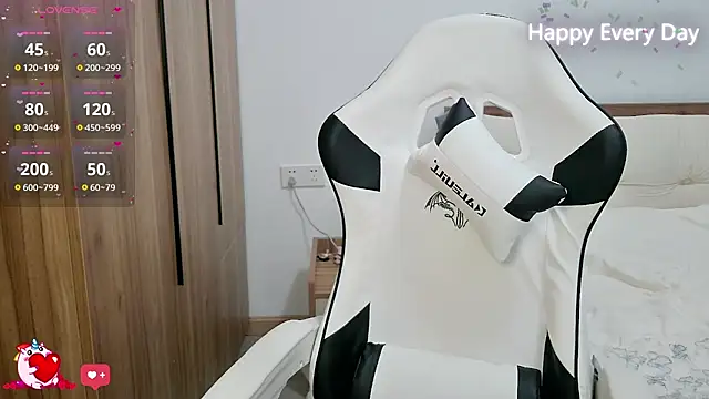 Snapshot of SlewVirus chatting on 10-20-25, 04:40 SlewVirus online show from 10-20-25, 04:40