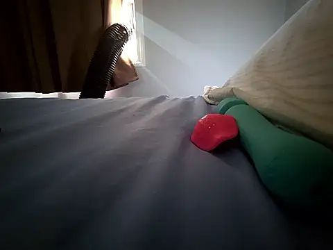 Snapshot of Rzemtsefg chatting on 10-05-25, 10:07 Rzemtsefg online show from 10-05-25, 10:07