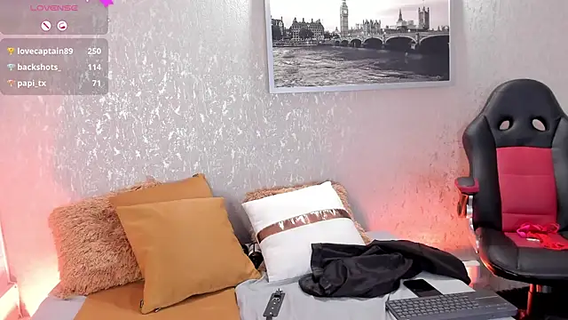 Snapshot of Luxury_Woman chatting on 03-18-25, 03:09 Luxury Woman online show from 03-18-25, 03:09