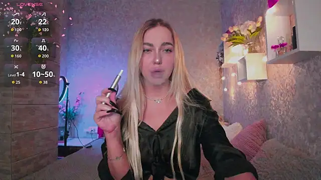 Snapshot of Mika_Rayy chatting on 11-21-25, 04:22 Mika Rayy online show from 11-21-25, 04:22