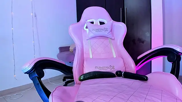 Snapshot of Sophie_Heart chatting on 02-06-25, 11:10 Sophie Heart online show from 02-06-25, 11:10