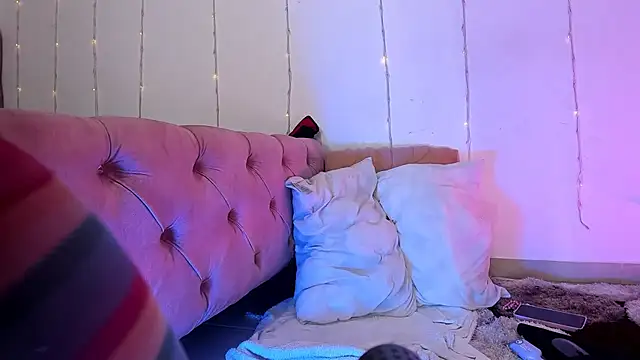 Snapshot of Sophie_Heart chatting on 02-09-25, 06:33 Sophie Heart online show from 02-09-25, 06:33