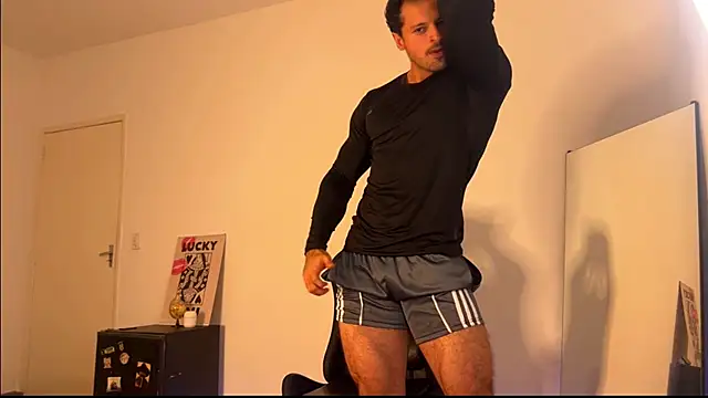 Snapshot of Lucasfit24 chatting on 06-25-26, 01:05 Lucasfit24 online show from 06-25-26, 01:05