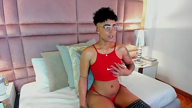 LuciaWallace online show from 10-06-25, 10:51