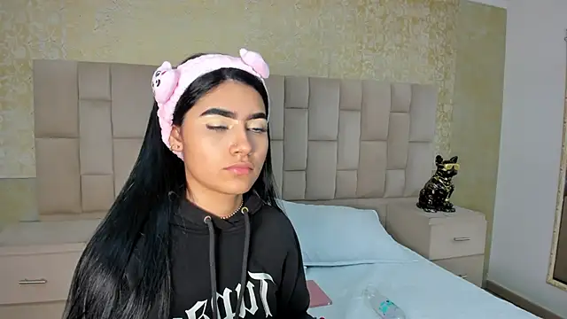 Snapshot of BellaaStorm chatting on 09-25-25, 01:04 BellaaStorm online show from 09-25-25, 01:04