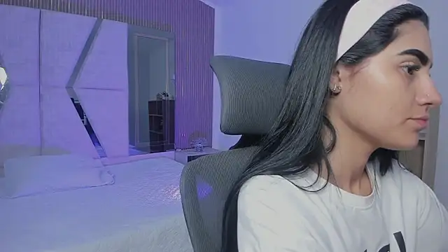 Snapshot of BellaaStorm chatting on 10-02-25, 02:24 BellaaStorm online show from 10-02-25, 02:24