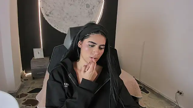 Snapshot of BellaaStorm chatting on 10-18-25, 08:31 BellaaStorm online show from 10-18-25, 08:31