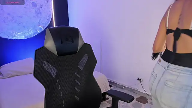 Snapshot of BellaaStorm chatting on 11-04-25, 04:33 BellaaStorm online show from 11-04-25, 04:33