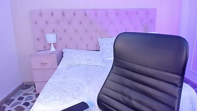 Snapshot of BellaaStorm chatting on 11-11-25, 08:42 BellaaStorm online show from 11-11-25, 08:42