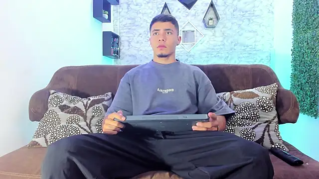 Snapshot of Thomass_conor chatting on 11-21-25, 03:44 Thomass conor online show from 11-21-25, 03:44