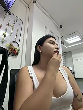 Aitana Hilton  online show from 12-20-25, 11:50