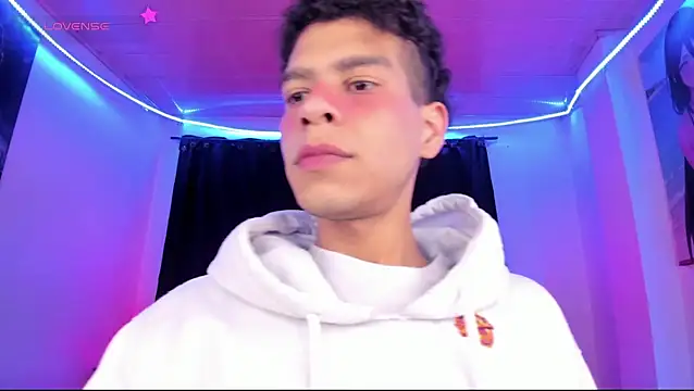 Snapshot of Ethan_Boyy chatting on 06-10-26, 01:10 Ethan Boyy online show from 06-10-26, 01:10