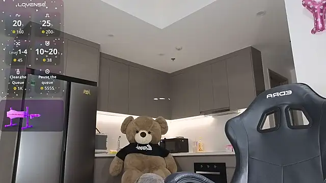 Snapshot of asianqueeny chatting on 10-25-25, 02:35 asianqueeny online show from 10-25-25, 02:35