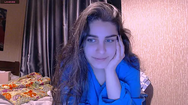 Snapshot of _Roselina_ chatting on 02-18-25, 04:37 Roselina online show from 02-18-25, 04:37