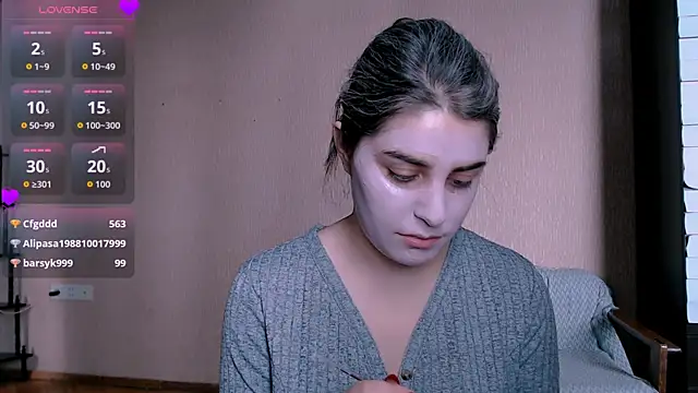 Snapshot of _Roselina_ chatting on 10-28-25, 11:25 Roselina online show from 10-28-25, 11:25