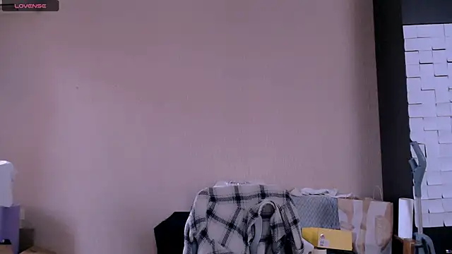 Snapshot of _Roselina_ chatting on 12-04-25, 07:28 Roselina online show from 12-04-25, 07:28