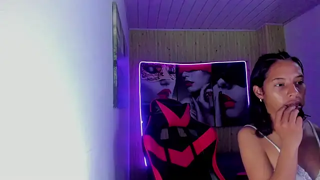 Snapshot of Miss_sparkle00 chatting on 09-12-25, 04:45 Miss sparkle00 online show from 09-12-25, 04:45